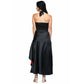 langer, umkehrbarer und überlappender Rock aus rotem und schwarzem Stoff, kombiniert mit dem schwarzen, taillierten Kleid